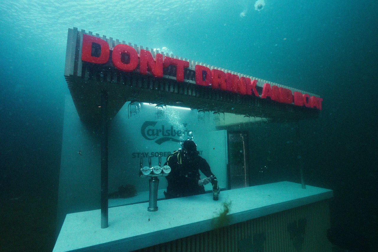 Carlsberg открыл бар в самом неподходящем месте — под водой.